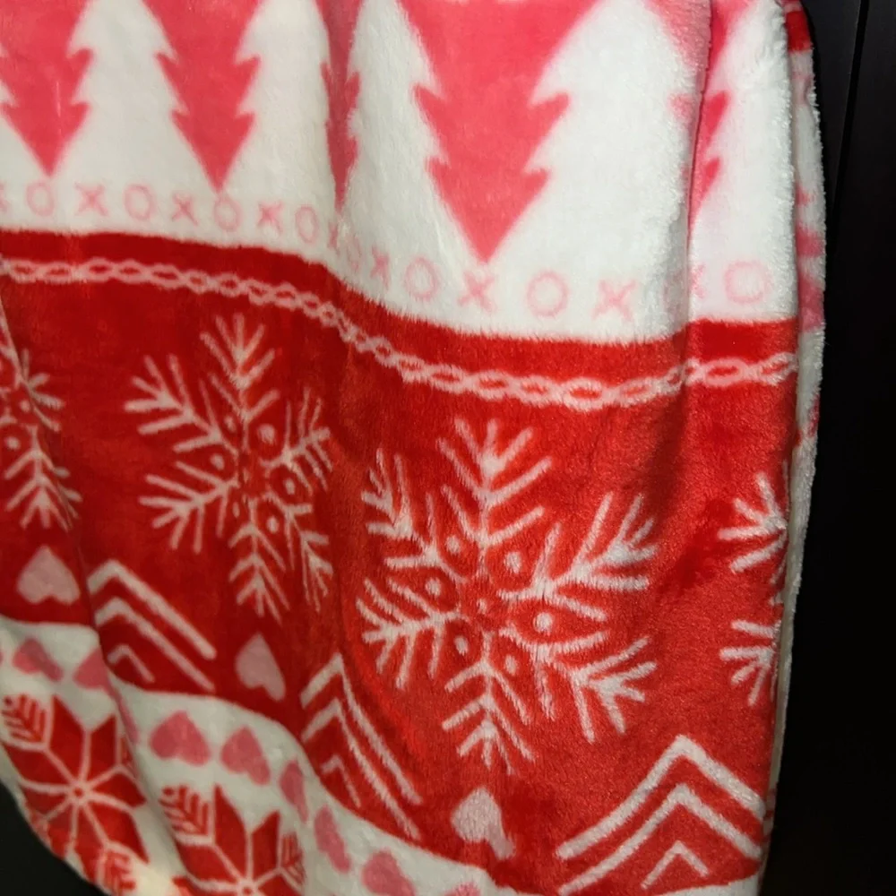 🌲💋 Betsey Johnson Christmas blanket